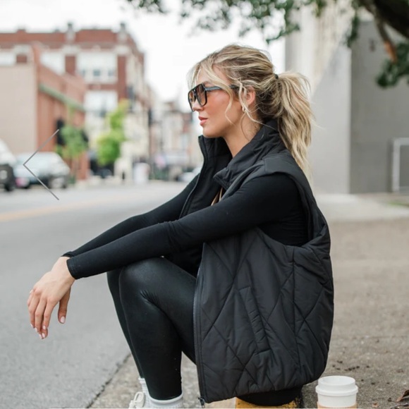 Pink Lily MOUNTAINSIDE MOMENT BLACK QUILTED PUFFER VEST - Picture 3 of 10